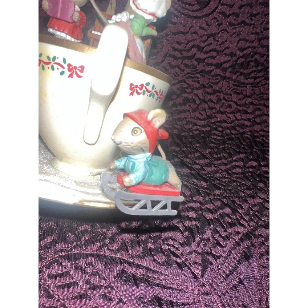 Enesco M. Gilmore designs, winter‎ wonderland, mini musical music box Mice Sled